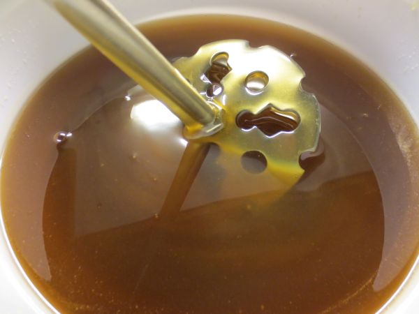 Honig rühren mit dem Auf und Ab