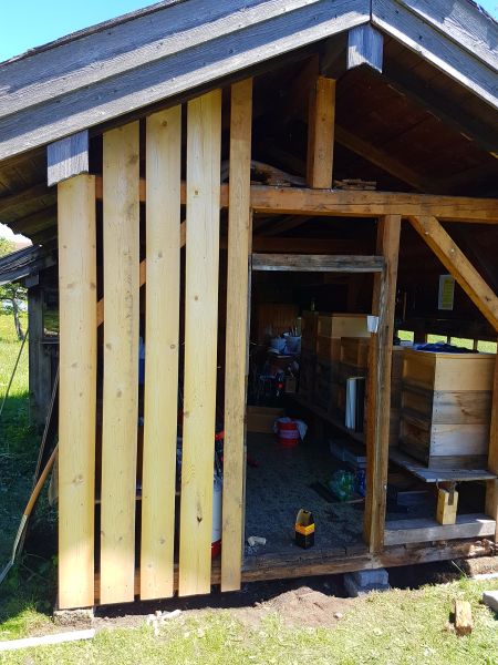 Renovierung Bienenhaus neue Wand